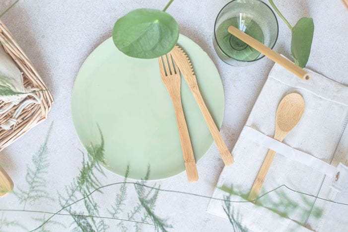 Reusable plates with wooden cutlery and straw